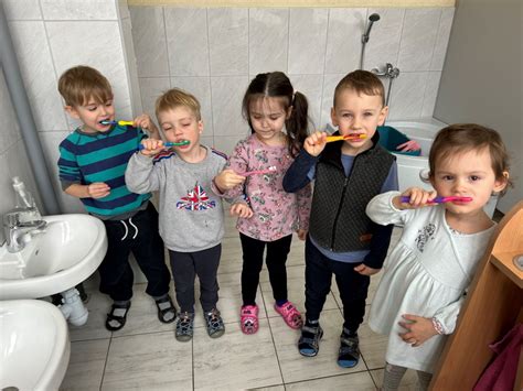 Vaikai mokosi valyti dantis su drakoniuku