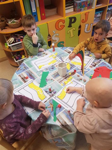 Vaikai dalyvauja edukaciniame projekte