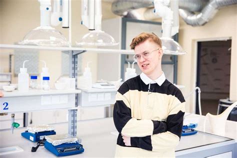 Studentai dirba STEAM laboratorijoje, atlieka eksperimentus