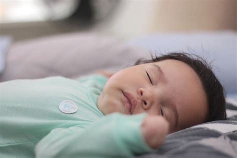 Laimingas kūdikis, miegantis megztame miegmaišyje