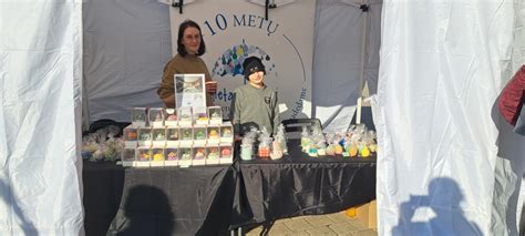 Vaikai Kaziuko mugėje, prekiaujantys rankdarbiais