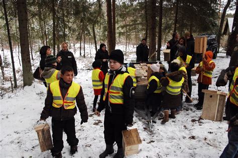 Vaikai, švenčiantys Žemės dieną ir keliantys vėliavą