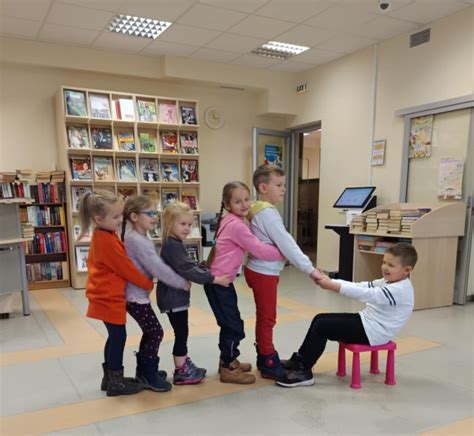 Vaikai bibliotekoje, dalyvaujantys edukacijoje apie emocijas