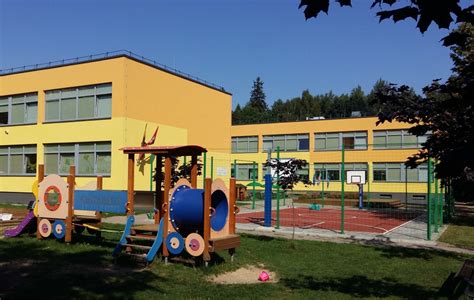 vaikų darželio pastato išorė ir kiemo erdvė