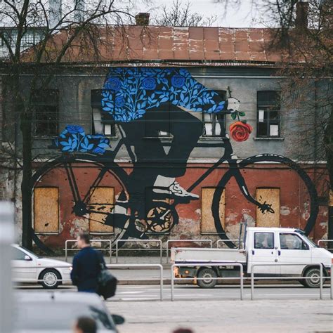 Graffiti menas ant miesto sienų