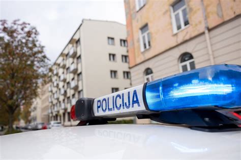 Policijos pareigūnai su vaikais