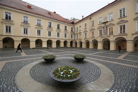 Vilniaus lopšelio-darželio „Pilaitukas“ pastatas ir kiemas