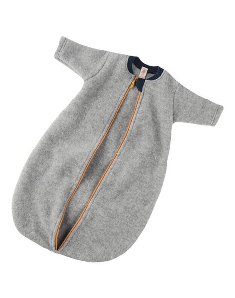 kūdikis miega su merino vilnos miegmaišiu