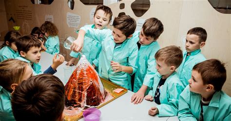 Vaikų daromas ugnikalnio išsiveržimo eksperimentas