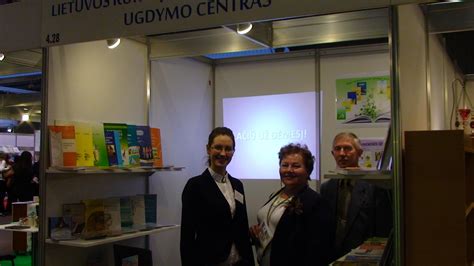 vaikai su skaičiuotuvais ir mokymo priemonėmis