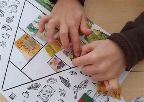 Vaikai rūšiuoja maisto produktus pagal poveikį dantims