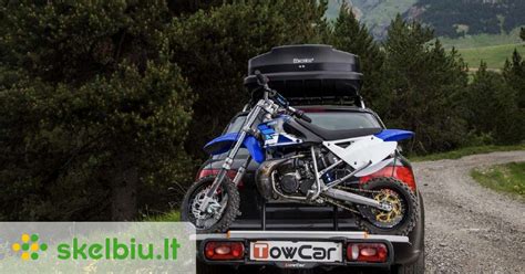 Vaikas su apsaugomis ant enduro motociklo