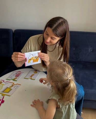 Logopedė dirba su vaiku individualių užsiėmimų metu