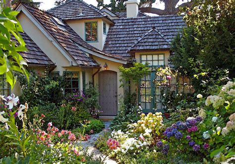 Angliško stiliaus sodas su rožėmis ir vingiuotais takeliais