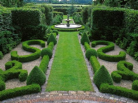 Mažo sodo išplanavimo pavyzdys su geometrinėmis formomis