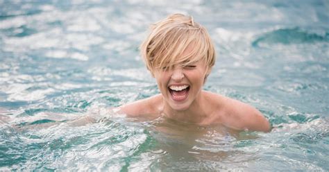 Moteris maudosi baseine per menstruacijas