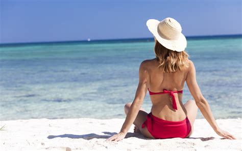 Moteris po maudynių baseine