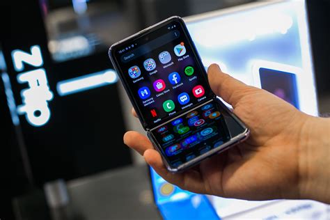 Išmaniųjų telefonų ekranai su pažinčių programėlėmis
