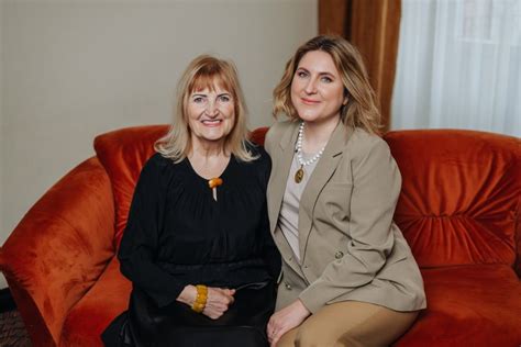 Senjorė, besišypsanti paimdama pensiją iš paštininko