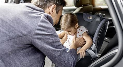 Tėvai renkasi saugią automobilinę kėdutę