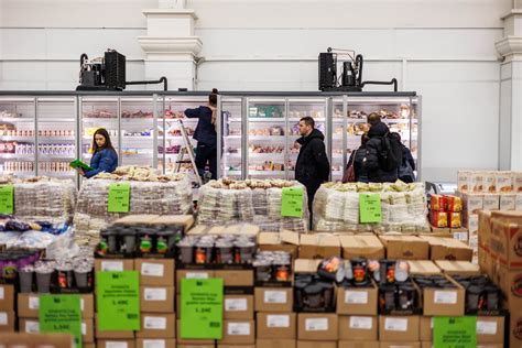 Lentynos su įvairiais maisto produktais ir jų tinkamumo laikas
