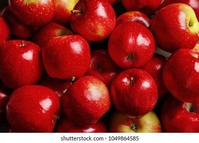 Įvairių rūšių obuoliai krepšelyje