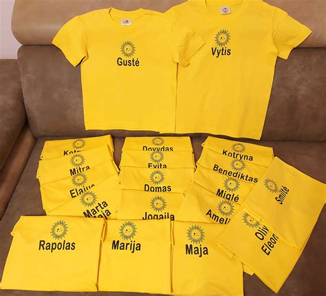 Darželio grupė su vienodais marškinėliais ir logotipais