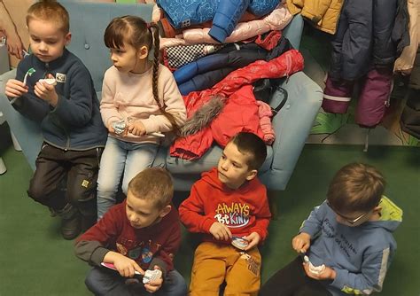 Vaikai dalyvauja gerumo akcijoje ir renka lėšas