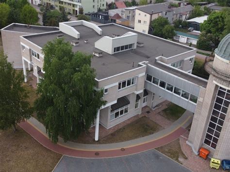 Tūbinių pradinės mokyklos pastatas su paminklu