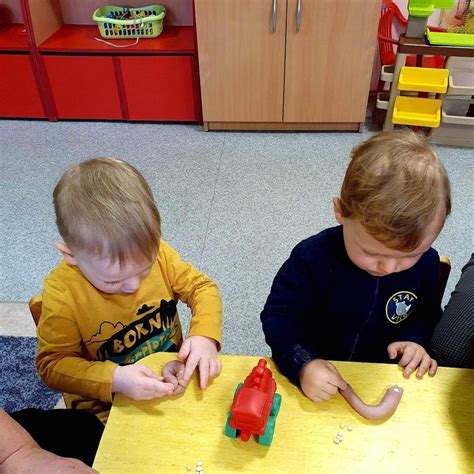 Vaikai su dantų muliažu ir krokodilu