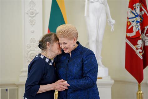 Prezidentė įteikia valstybinius apdovanojimus daugiavaikėms mamoms