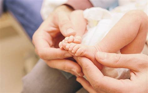 Vyras palaikantis žmoną gimdymo metu