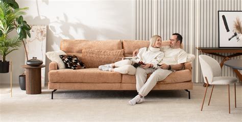 Pora kalbasi ant sofos, žiūri vienas į kitą