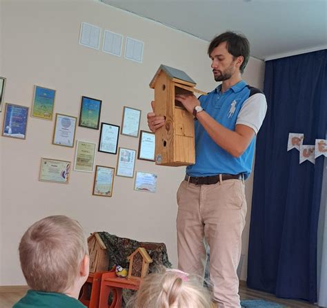 Vaikai su žiūronais stebi paukščius lauke