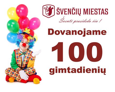 Šypsantys dvynukai, atidarinėjantys gimtadienio dovanas