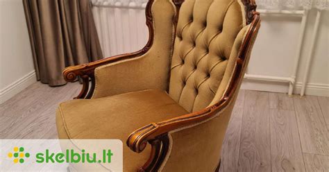 Antikvarinis fotelis moderniame interjere