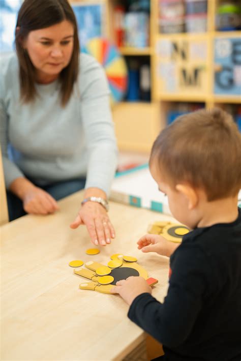 Pedagogo padėjėjas dirba su vaikais