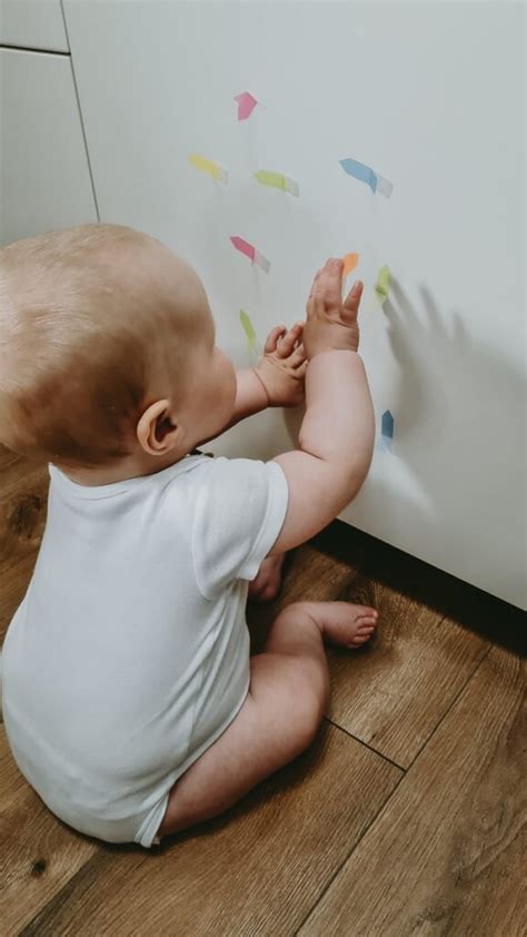 Tėvai žaidžia su 8 mėnesių kūdikiu