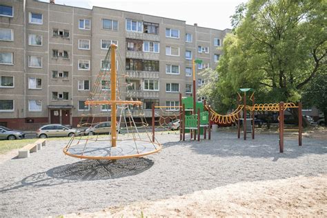 Mišrios amžiaus grupės vaikų žaidimo aikštelėje