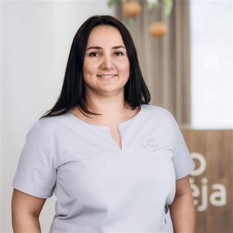 Gydytoja endodontologė konsultuoja pacientą