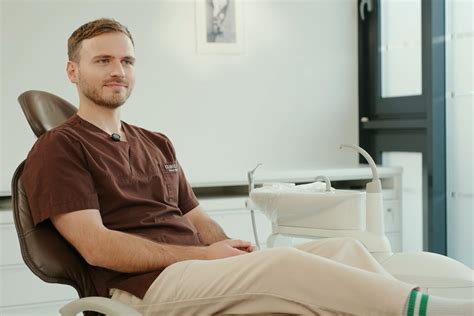 Ramus pacientas odontologo kėdėje