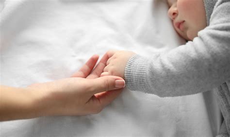 kūdikis rodo pirštu ir sako