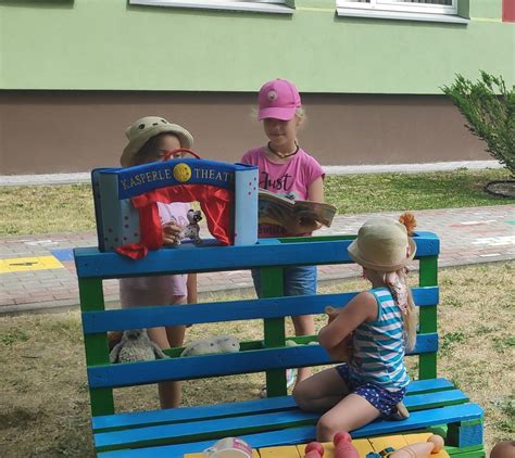Auklėtojas užsiima kūrybine veikla su vaikų grupe