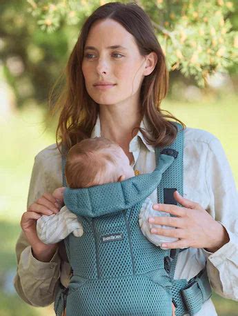 BabyBjörn nešioklė su kūdikiu ergonomiškoje padėtyje