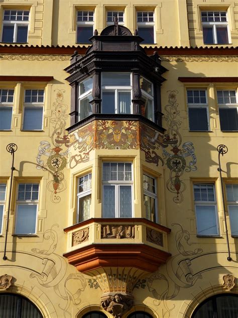 Lopšelio-darželio pastato fasadas, pavasarį apsuptas žalumos