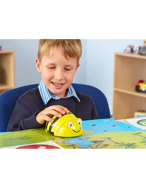 „Bee-bot“ robotukas ir jo kilimėlis su įvairiomis užduotimis