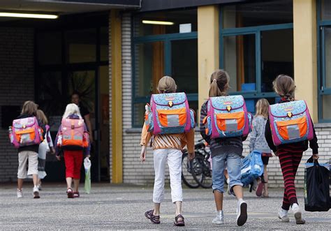 vaikai atlieka eksperimentus klasėje