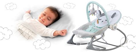kūdikis patogiai guli vibro kėdutėje su žaisliukais
