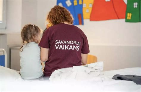 Vaikas, rodantis į mėgstamą drabužį parduotuvėje