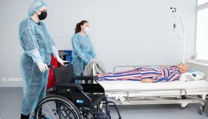 Slaugytojo padėjėjas rūpinasi pacientu